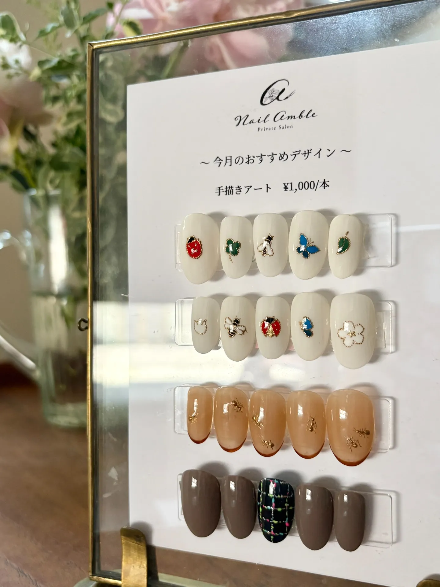 春、爪先に輝くポップな虫ネイル